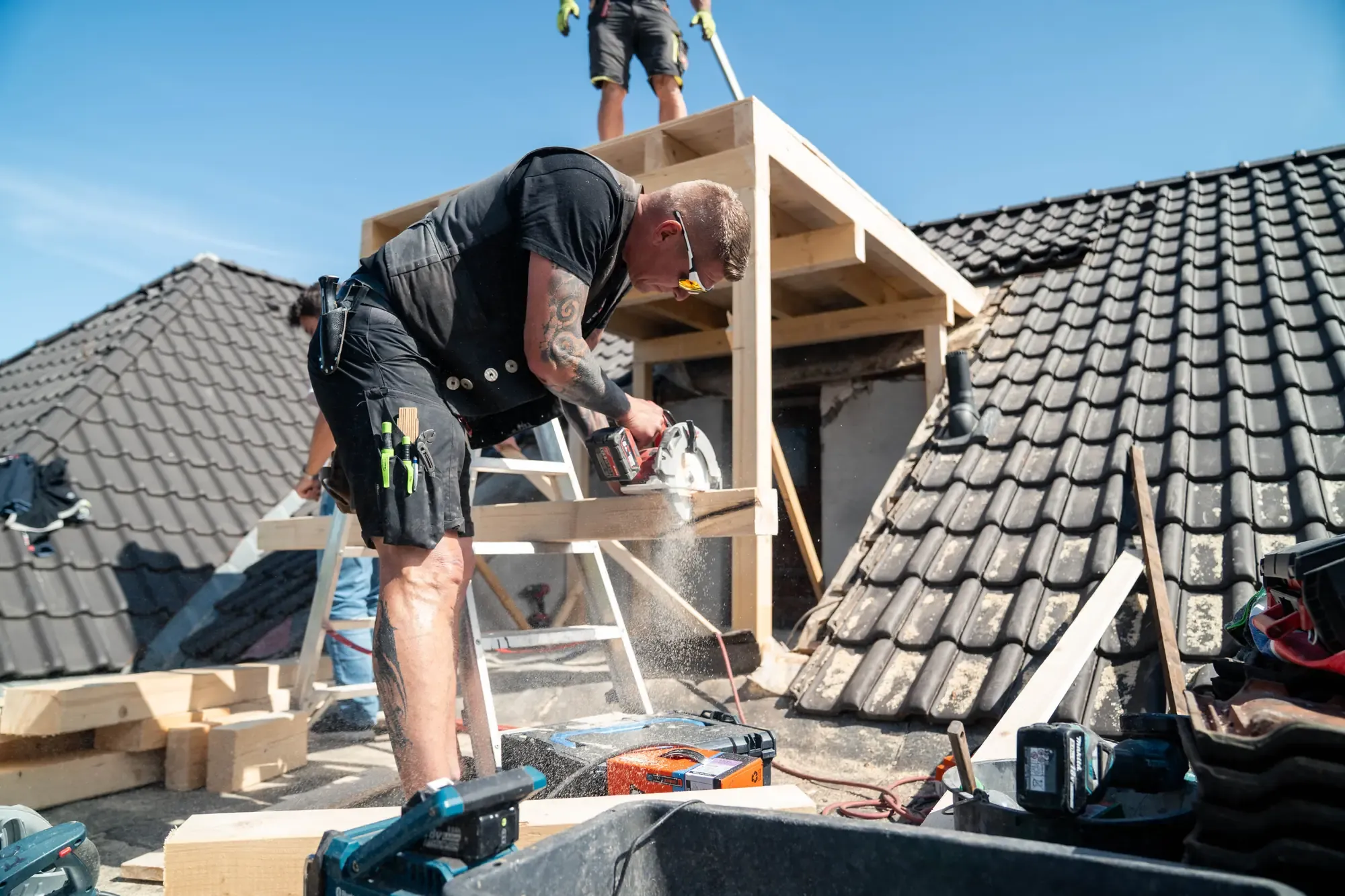 Dachdecker beim Eindecken eines Steildachs