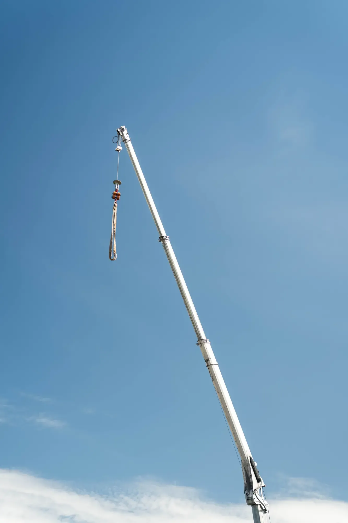 Bruchhaus-Kran im Einsatz vor Solinger Skyline