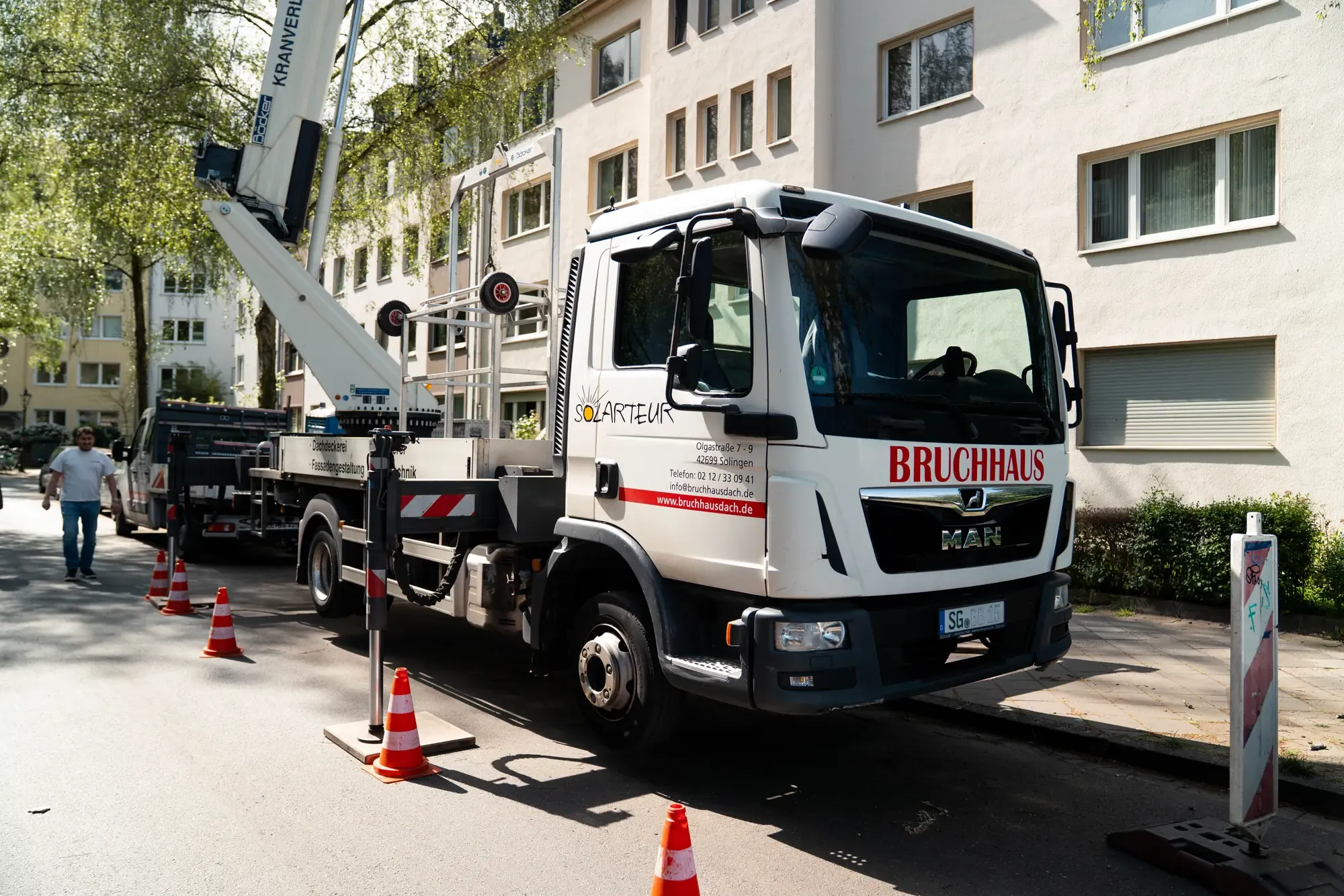 Bruchhaus-Truck mit Mobilkran unterwegs in Solingen