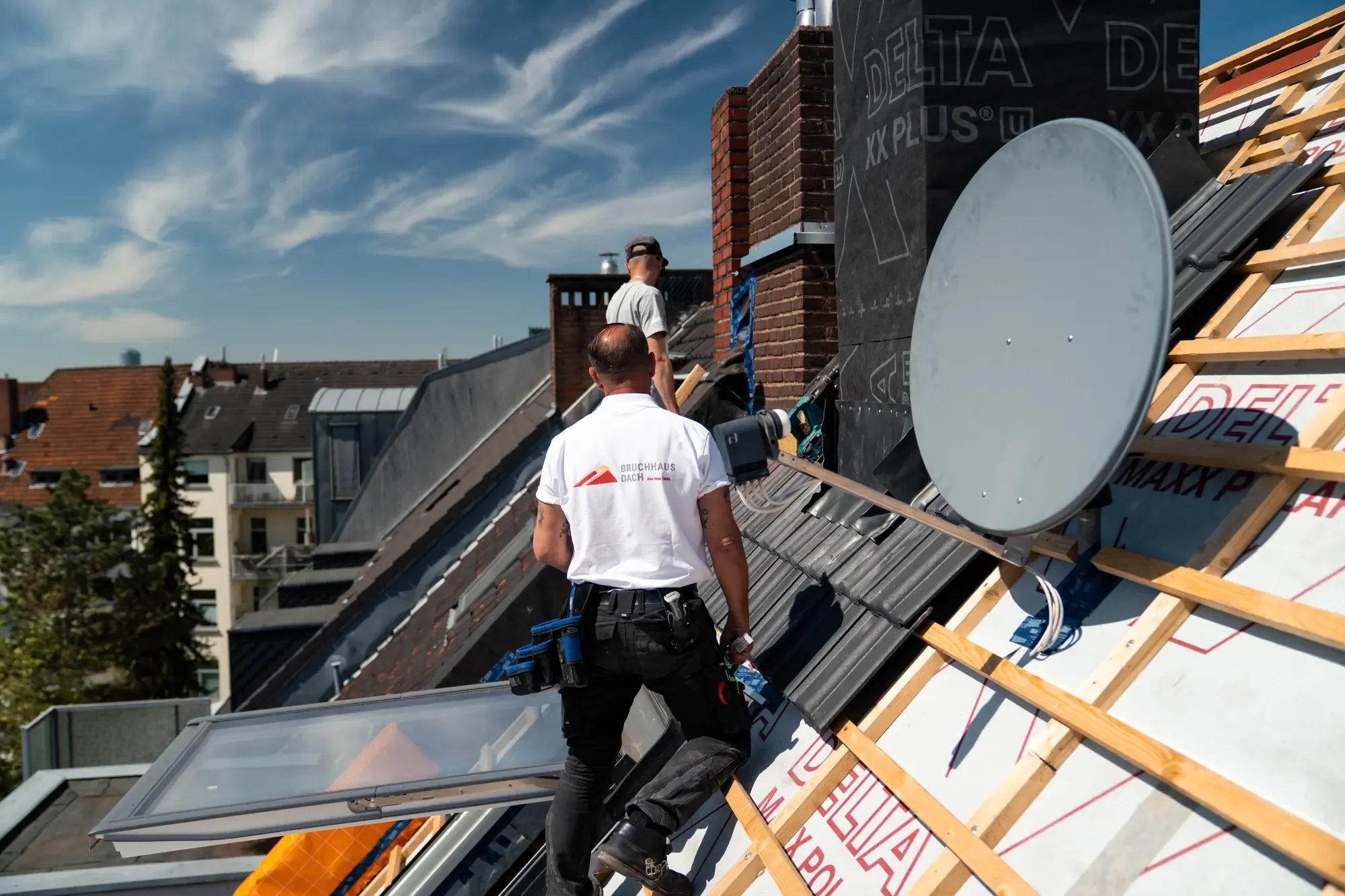 Bruchhaus-Mitarbeiter bei der Arbeit auf einem Dach in Solingen