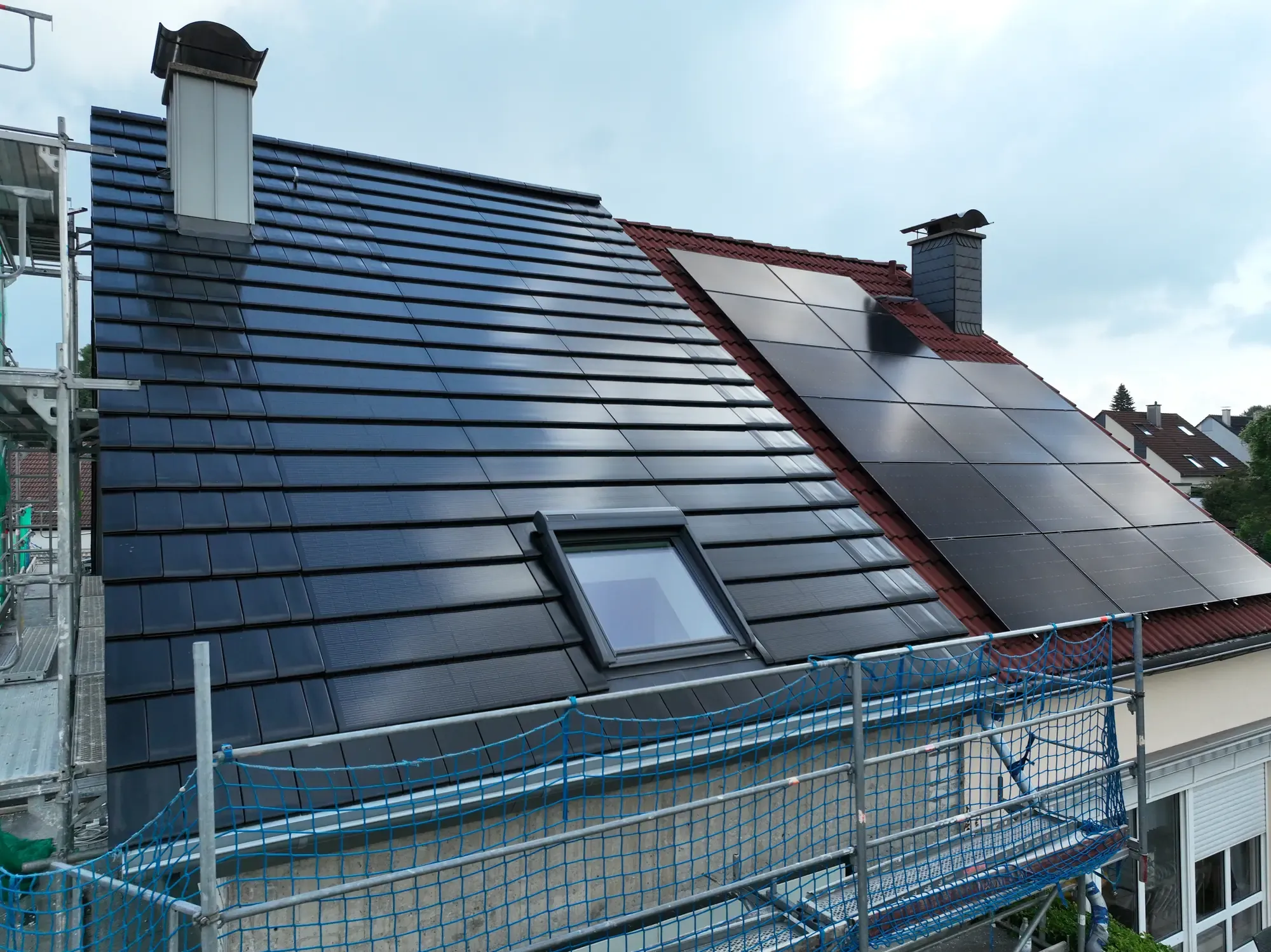 Steildach mit dachintegrierten und aufgesetzten Photovoltaik-Modulen, eingerüstetes Wohnhaus von Bruchhaus Dach
