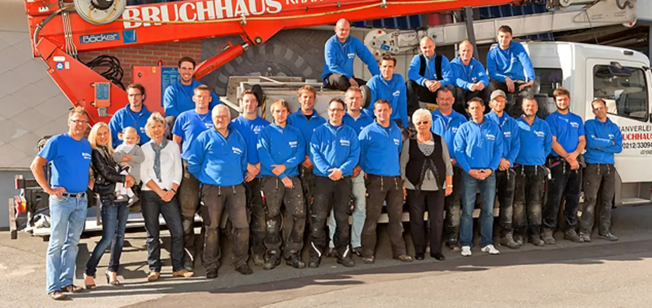 Bruchhaus-Team vor dem Kranverleih-Truck — drei Generationen in einem Bild